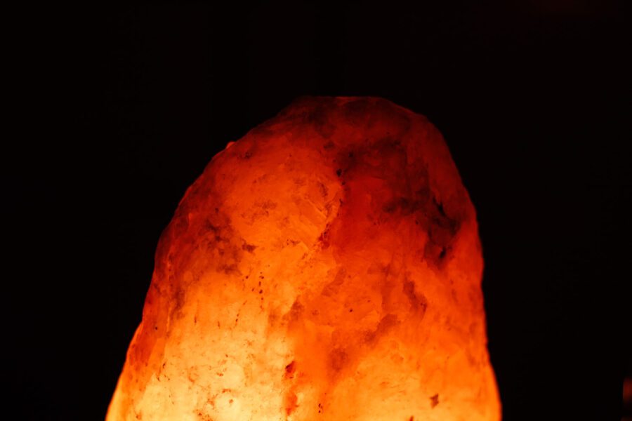 Salzlampe im Dunkeln