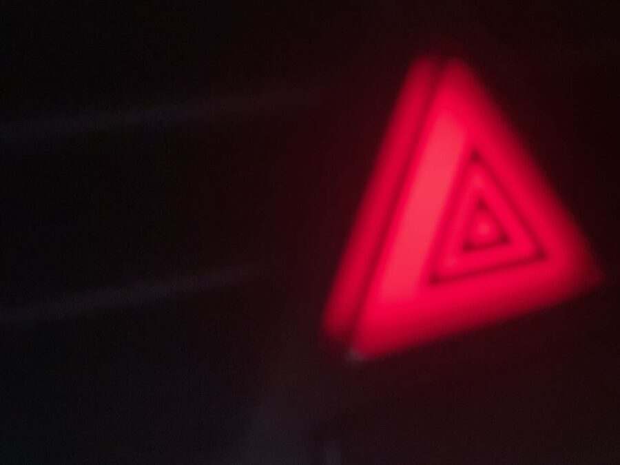 Leuchtend rotes Dreieck